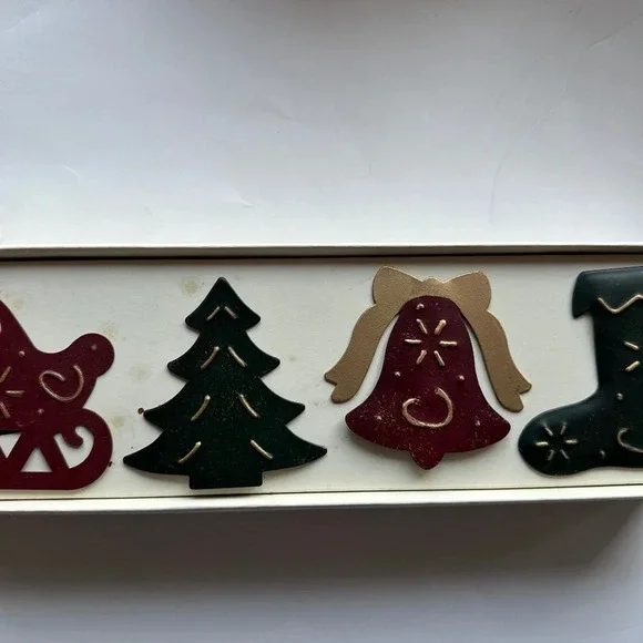 Christmas Napkin Rings Pier 1 Green and Red Metal Set of 4.  Hand painted - Picture 5 of 6